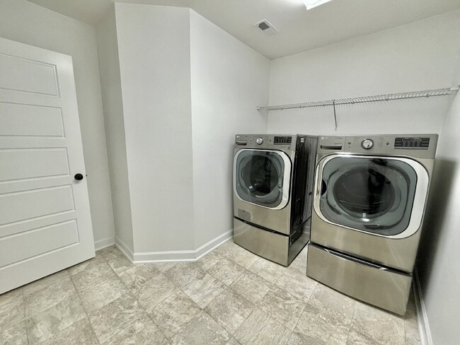 Building Photo - 5 bed, 3 bath Nest in Surrey Meadows