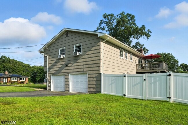 Building Photo - 31 Crescent Dr