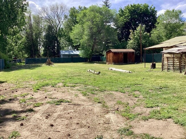 Building Photo - Renovated 4 bed 2 bath with large yard and...
