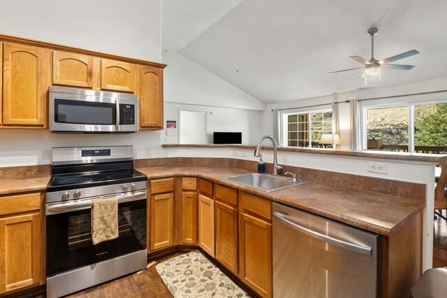 Building Photo - Three Bedroom Condo on the River