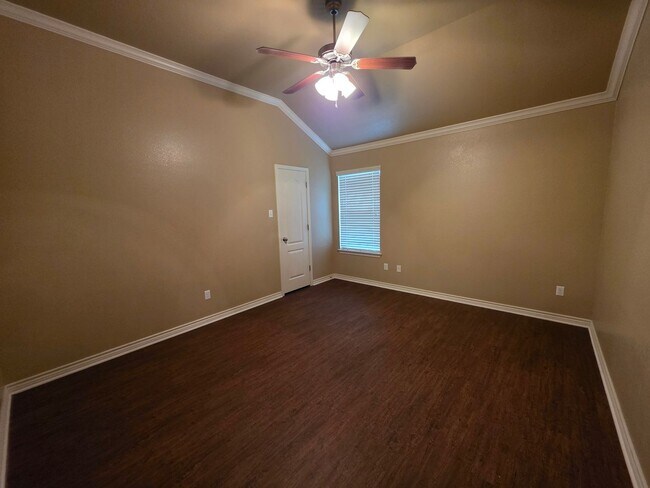 Building Photo - Beautiful 3 Bed, 2 Bath Duplex in Clear Creek Area - Viewable Now