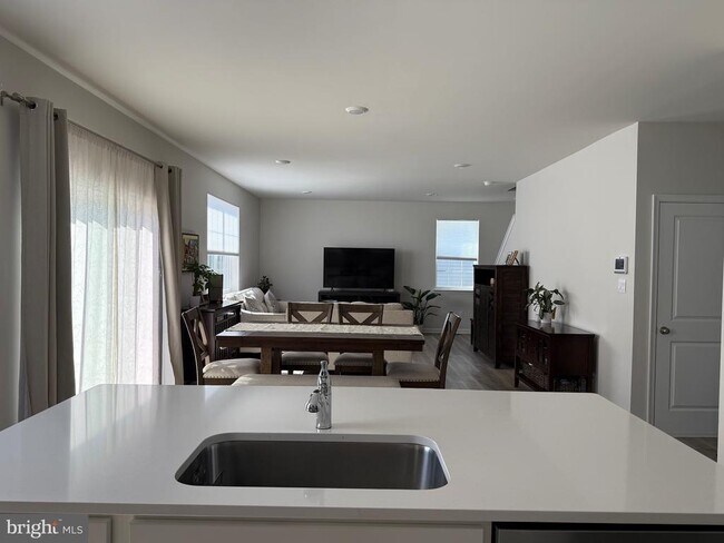 Building Photo - 13 Outsail Ave