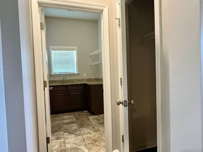 Building Photo - Deer Creek - 4BR/ 2 story/ 2500+SQFT