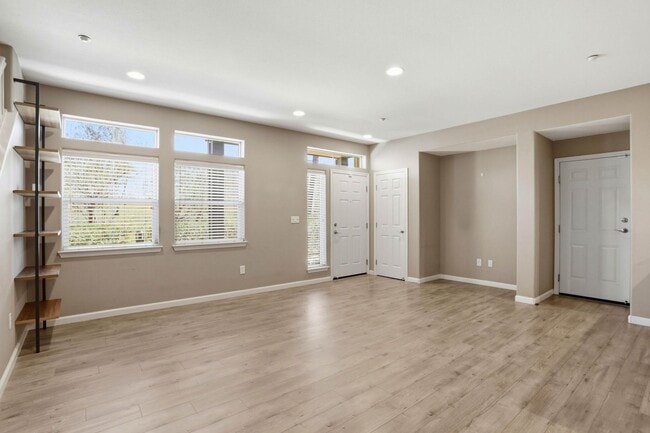 Building Photo - 837 Font-