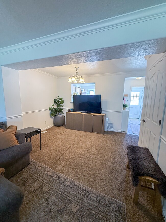 Building Photo - 884 Capital Ave