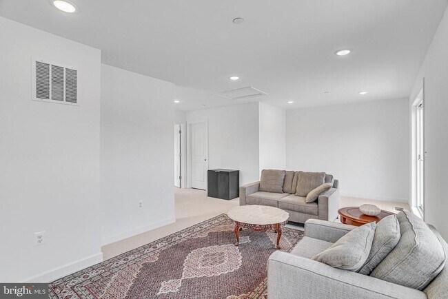 Building Photo - 4975 Longmire Wy