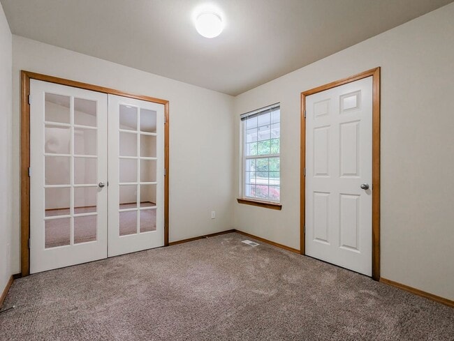 Building Photo - **Move-In Special** Spacious 3 bed, 2 bath...