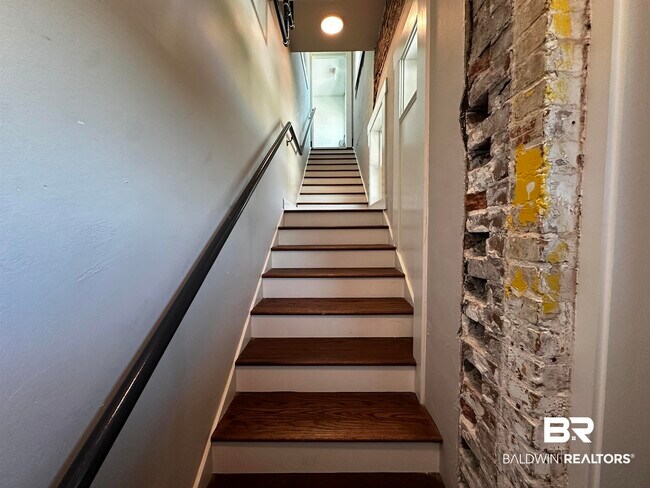 Building Photo - 120 W Laurel Ave