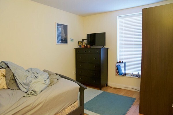 Building Photo - 841 Parker St