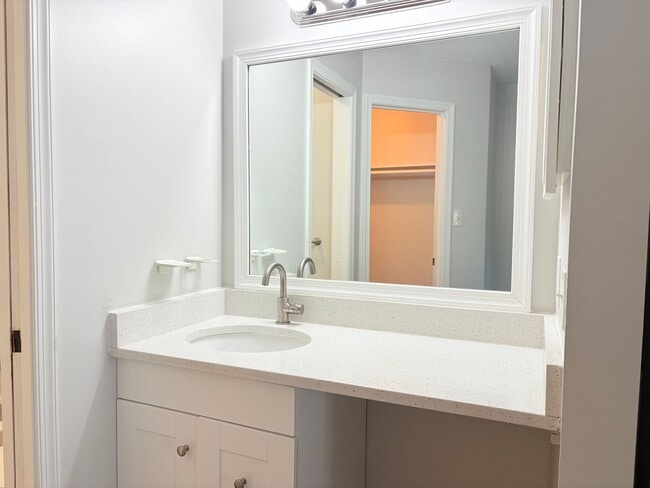 Building Photo - 2 bedroom condo close to W&M