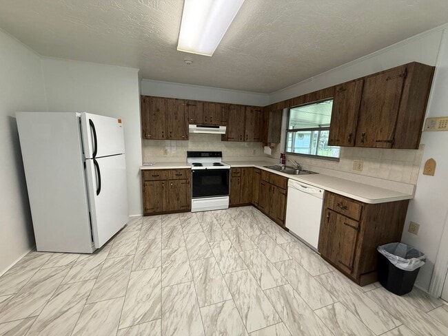Building Photo - Two Bedroom Charmer