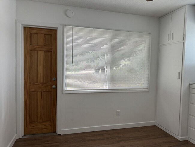 Building Photo - 4 Bedroom / 2 Bathroom home for rent