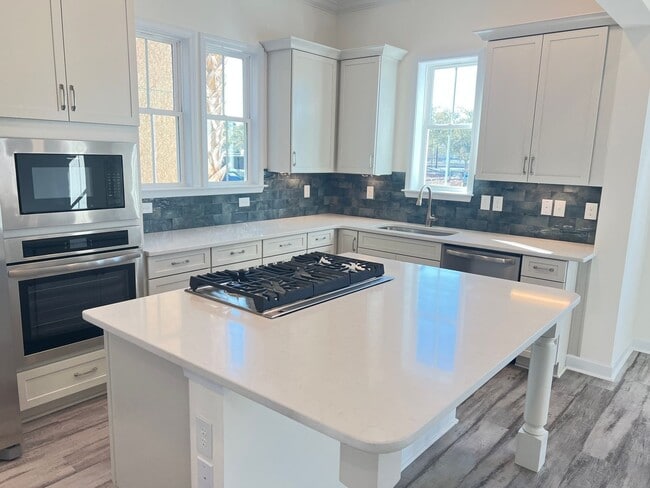 Building Photo - Luxury 2BR Townhome in Market Common | Walkable + Pool | Available Now