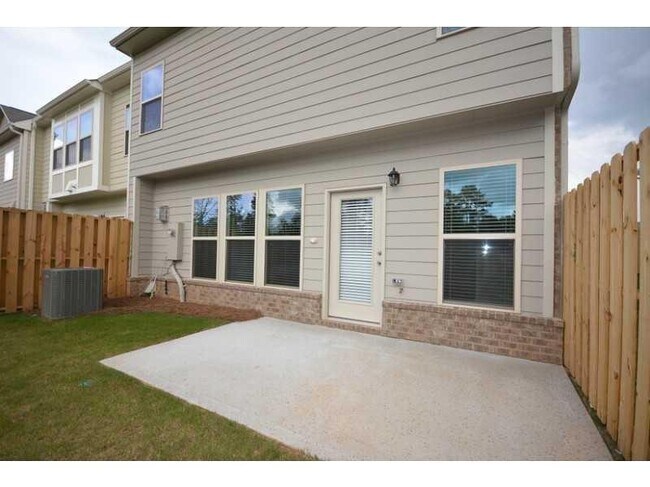 Building Photo - 2144 Greencrest Cir