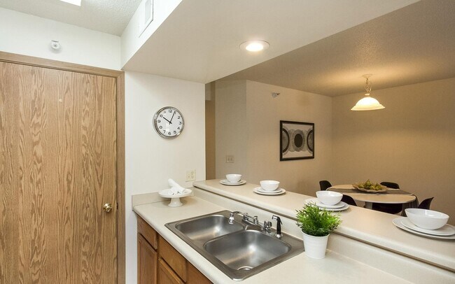 Building Photo - Large Two Bedroom Walking Distance to UIHC, Available 06/01/2026