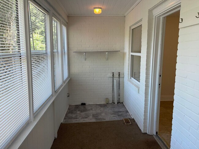 Building Photo - 1308 S Kings Dr