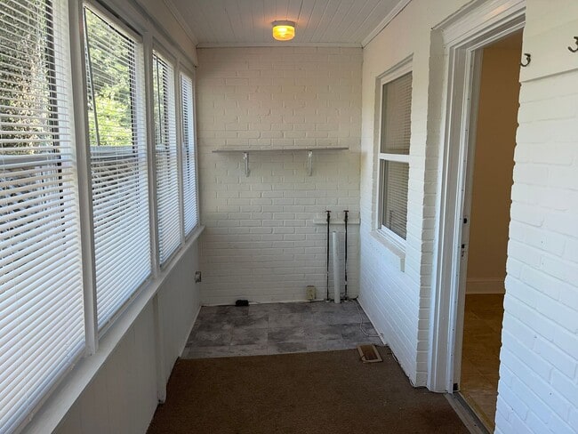 Building Photo - Adorable Duplex in Myers Park!