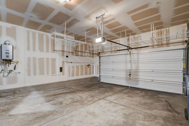 Building Photo - Beautiful 3 Bedroom in Gated Community!