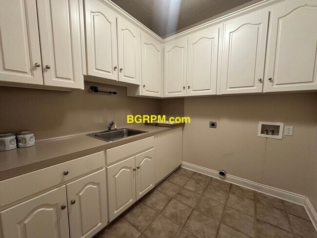 Building Photo - 3 Bed 2 Bath