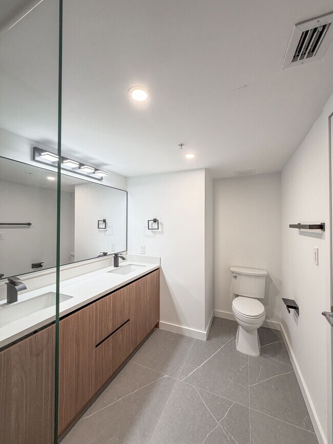 Building Photo - 1800 N Bayshore Dr