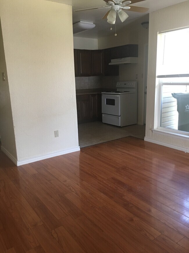 Building Photo - Cute 3/2 Duplex