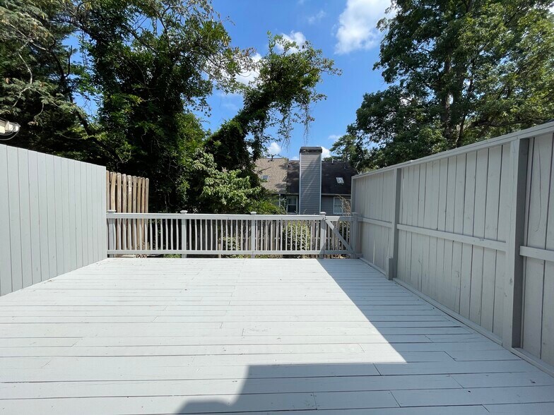 Deck - 880 Lenox Oaks Cir NE
