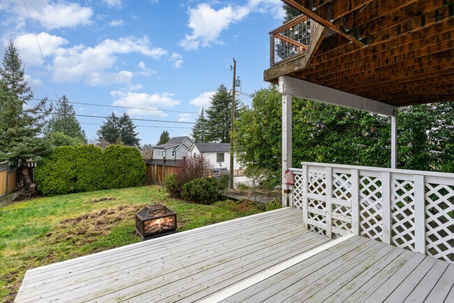 Building Photo - 6525 39th Ave SW