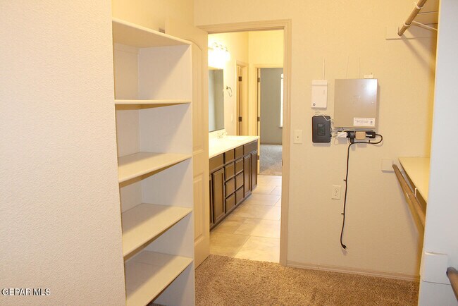 Building Photo - 13832 Hollywood Dr
