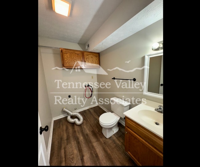 Building Photo - NEW PRICE! MOVE IN READY! Delightful 2 bed...