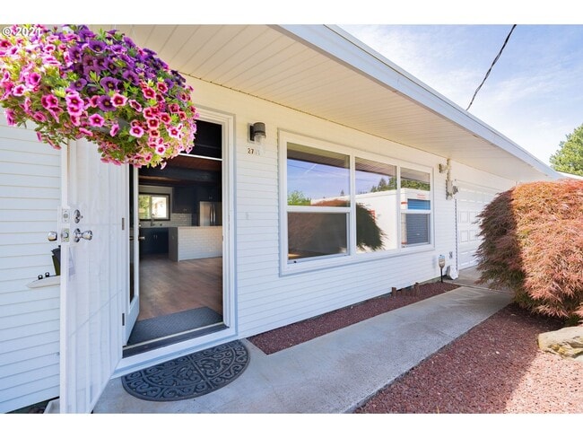 Building Photo - Gorgeous 3 Bedroom Remodel in Highly Desir...