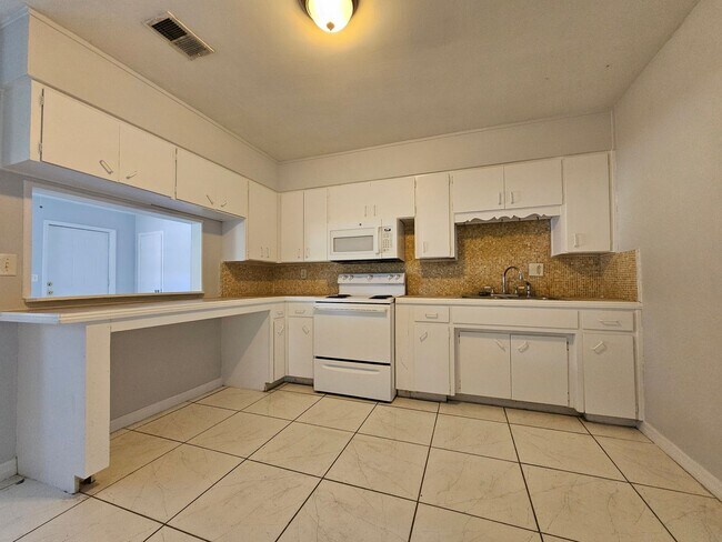 Building Photo - Charming 3-Bedroom, 2-Bath Home with Bonus Room and Detached Garage in Lakeland!!