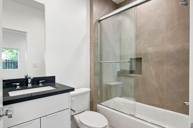 Building Photo - Modern 5 bedroom House for lease in Northr...