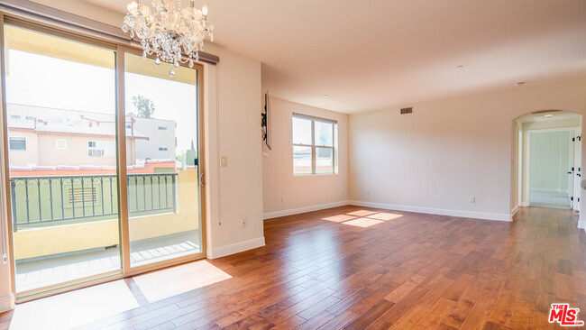 Building Photo - 5037 Rosewood Ave