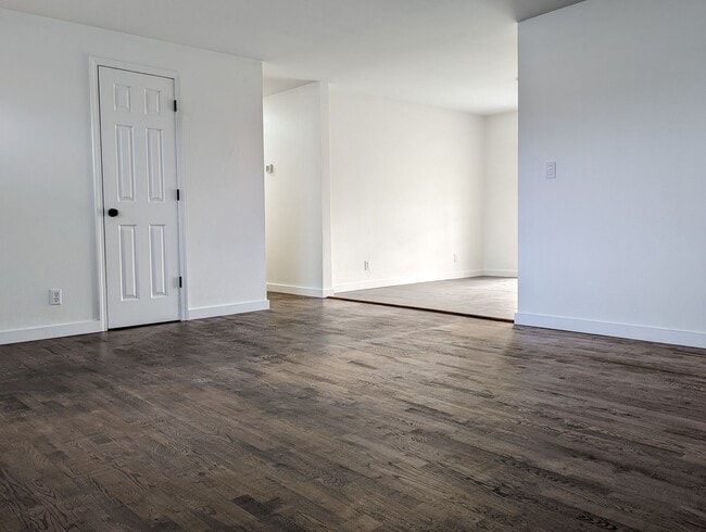 Building Photo - Beautiful 3-Bedroom, 2-Bath Home With Larg...