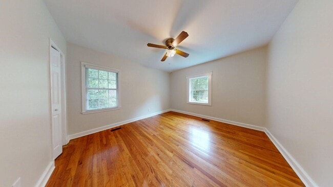 Building Photo - Super Cute Cottage 1 mile from Toomers Corner