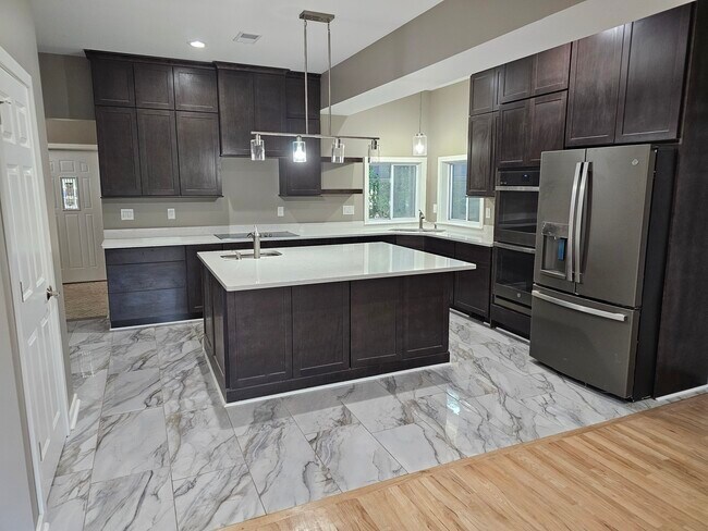 Building Photo - 4822 Hillcrest Dr
