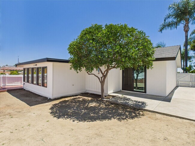 Building Photo - Modern Luxury 3x2 home in the Heart of Vista