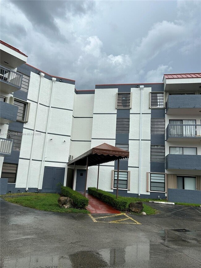 Building Photo - 5900 SW 127th Ave