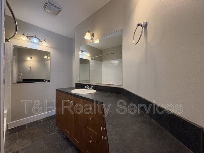 Building Photo - 1820 E 12th St