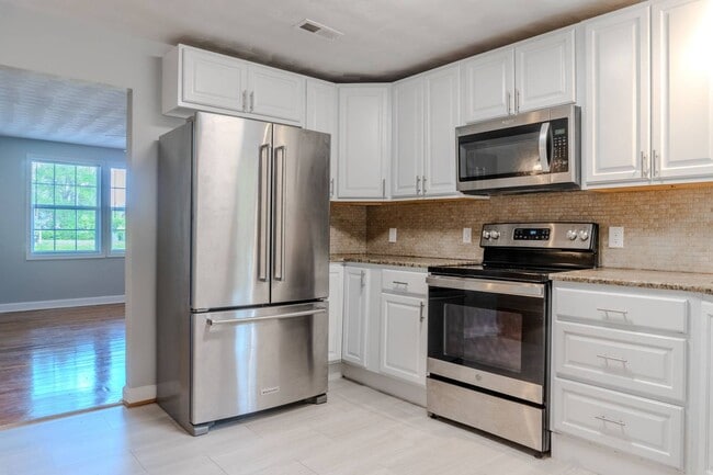 Building Photo - Charming Portsmouth Home with Spacious Backyard