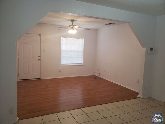 Building Photo - 658 S Cesar Chavez St