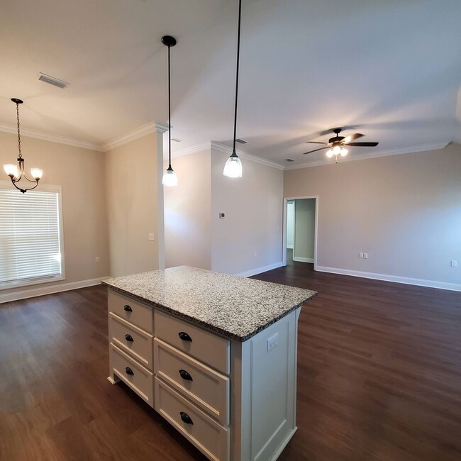 Building Photo - Modern 4-Bed, 2-Bath Home with 2-Car Garag...