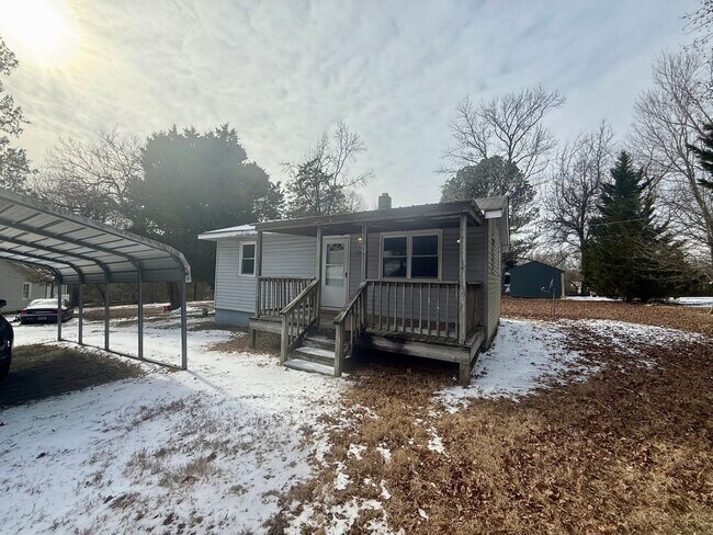 Building Photo - Two bedroom, 1 bath house in Burlington