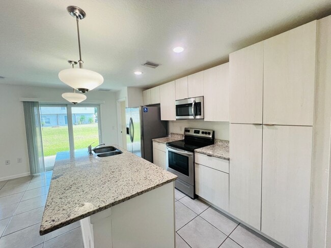 Building Photo - GORGEOUS 4 Bedroom/ 2 Bathroom in Palm Bay!!