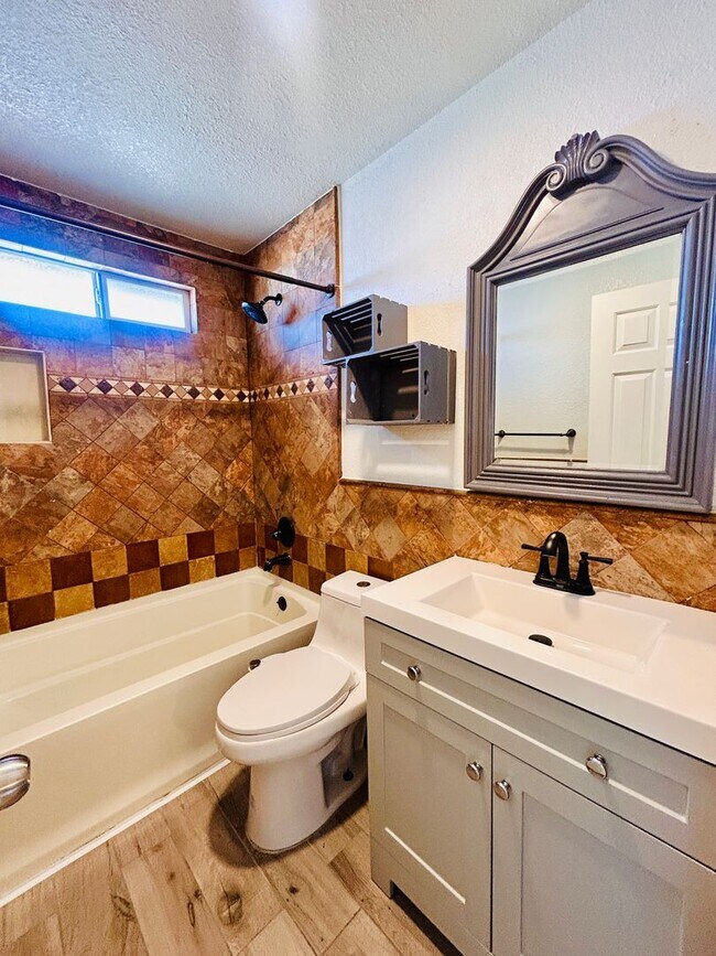 Building Photo - 4BD 3Bth Blend of style, comfort, and convenience.