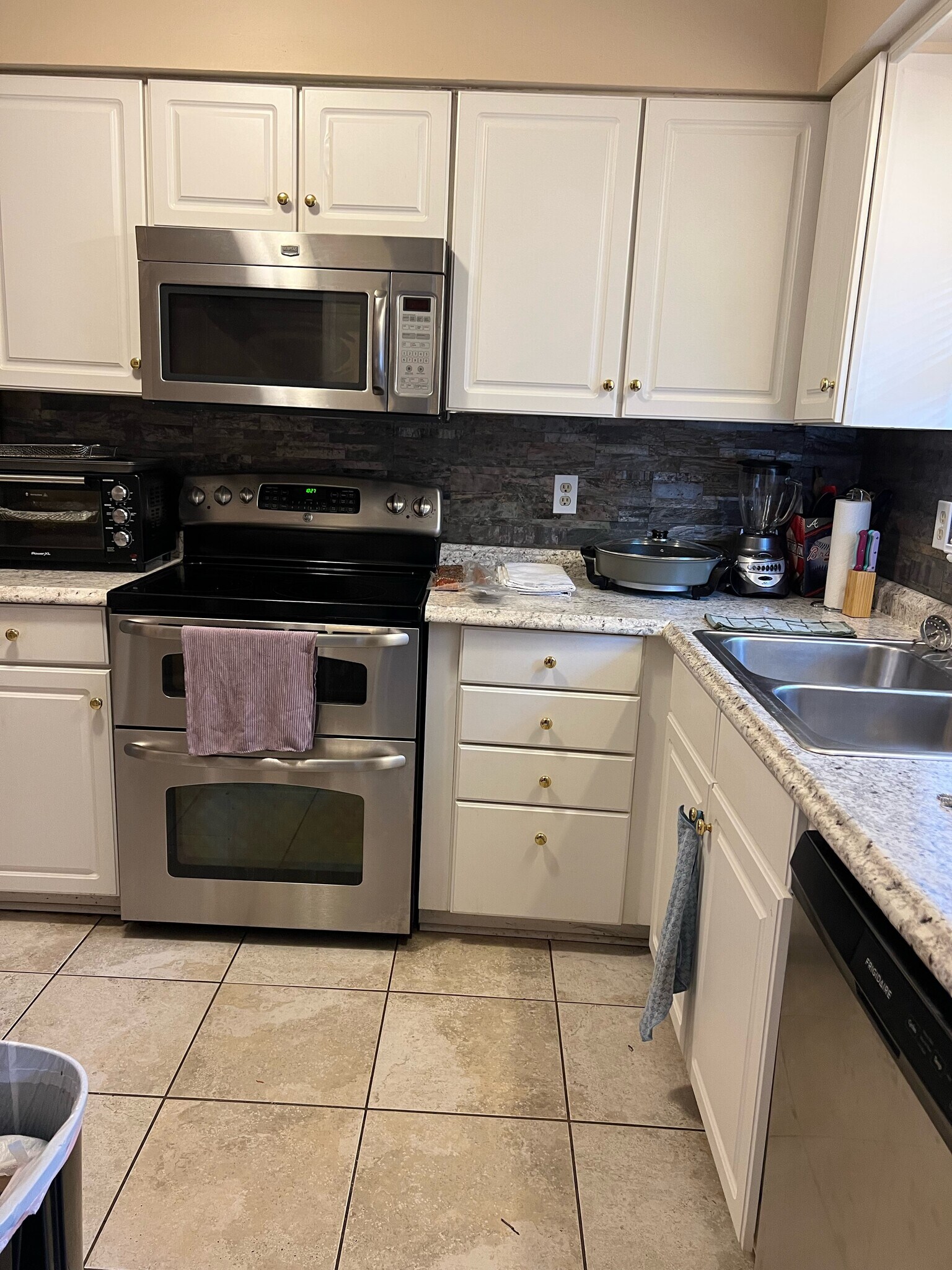 Kitchen - 1025 Carolina Rd