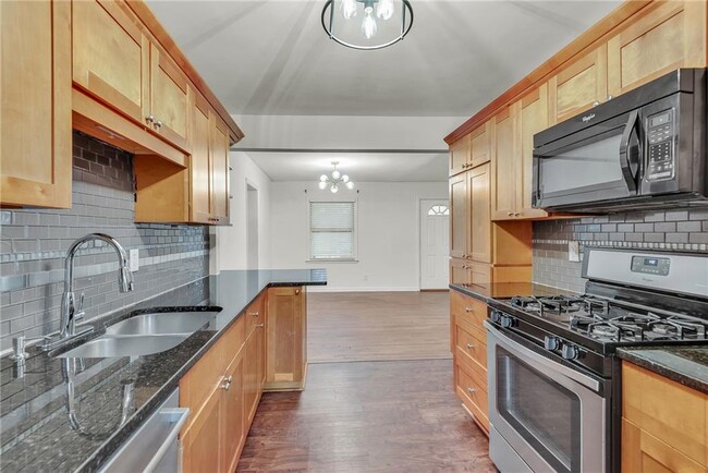 Building Photo - 2015 E Camellia Dr