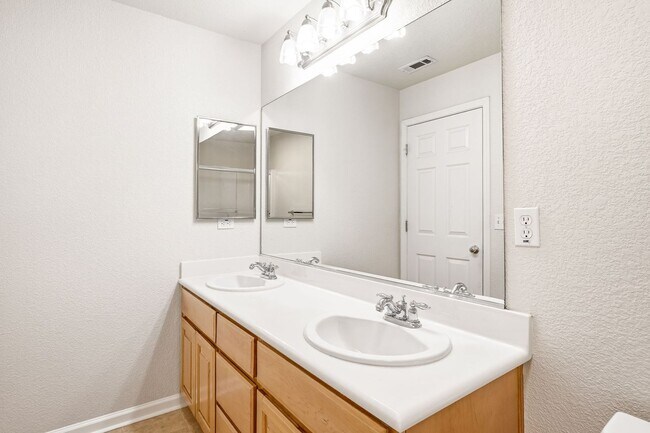 Building Photo - Beautiful single 4 Bed, 2.5 Bath Family Home in Quiet Neighborhood!