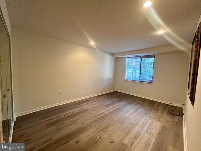 Building Photo - 1637 Oakwood Dr
