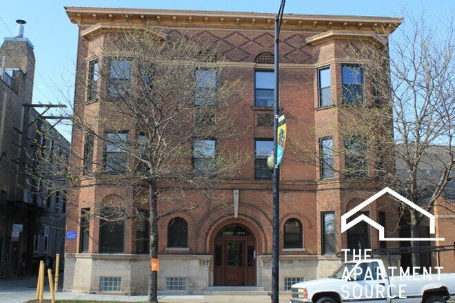 Building Photo - 1758 W Montrose Ave